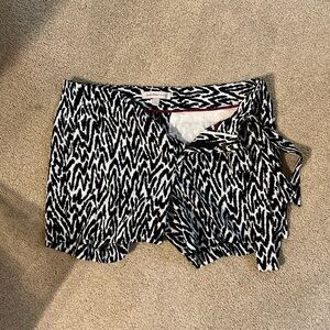 Banana Republic Black and White Patterned Women Shorts